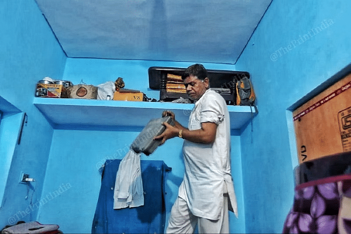 मलियाना नरसंहार में अपने परिवार के 11 सदस्यों को खोने वाले इस्माइल खान गाजियाबाद में अपने घर पर | फोटोः प्रवीण जैन | दिप्रिंट