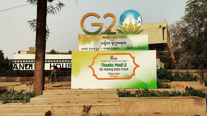 दिल्ली के मंडी हाउस में लगा जी-20 का बोर्ड । क्रेडिटः कृष्ण मुरारी । दिप्रिंट