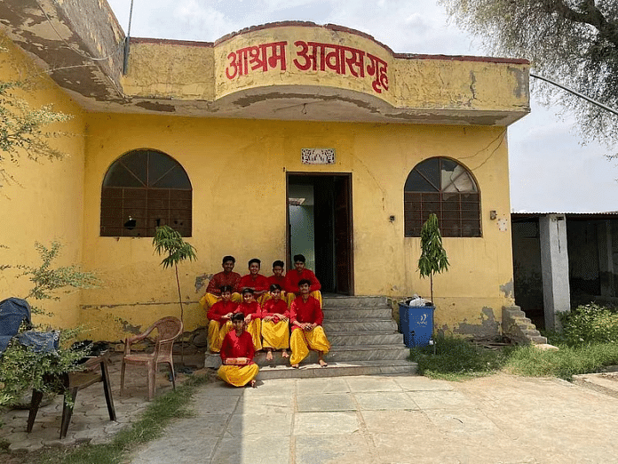 छात्र पीतांबरा पीठ वेद विद्यालय में अपने आवासीय क्वार्टर के बाहर विश्राम करते हुए | फोटो: इशाद्रिता लाहिरी | दिप्रिंट