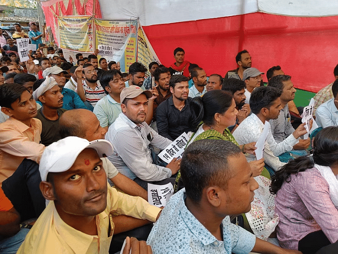पटना के गर्दनीबाग इलाके में रविवार को एक दिवसीय धरना प्रदर्शन करते शिक्षक व अभ्यर्थी | फोटो: कृष्ण मुरारी/दिप्रिंट