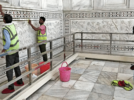 शनिवार को ताजमहल की सफाई करते एएसआई कर्मचारी | आमिर कुरैशी | दिप्रिंट