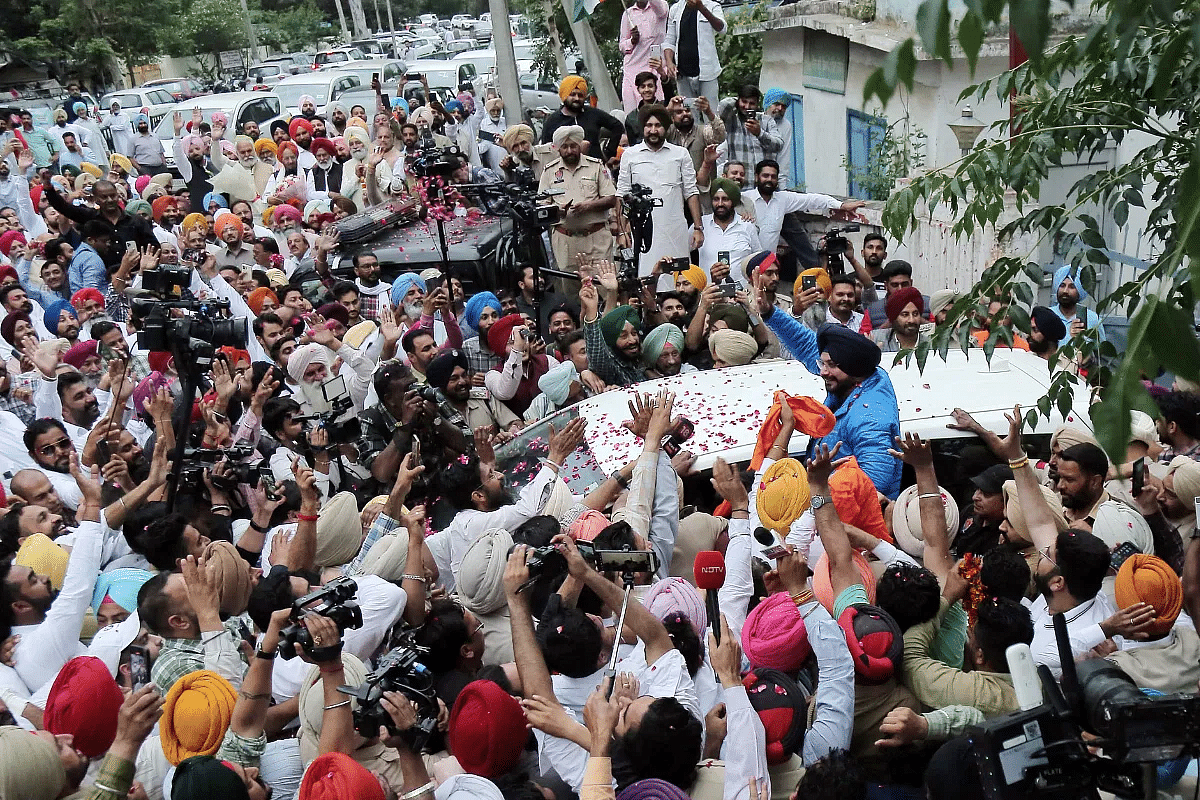 कांग्रेस नेता नवजोत सिंह सिद्धू के शनिवार को पटियाला सेंट्रल जेल से बाहर आने पर समर्थकों ने उनका स्वागत किया | फोटोः एएनआई