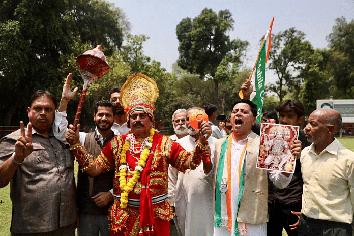 कर्नाटक में कांग्रेस की जीत के साथ दिल्ली स्थित हेडक्वार्टर पर बजरंगबली की वेशभूषा में पहुंचा कार्यकर्ता/ फोटो: मनीषा मोंडल/दिप्रिंट