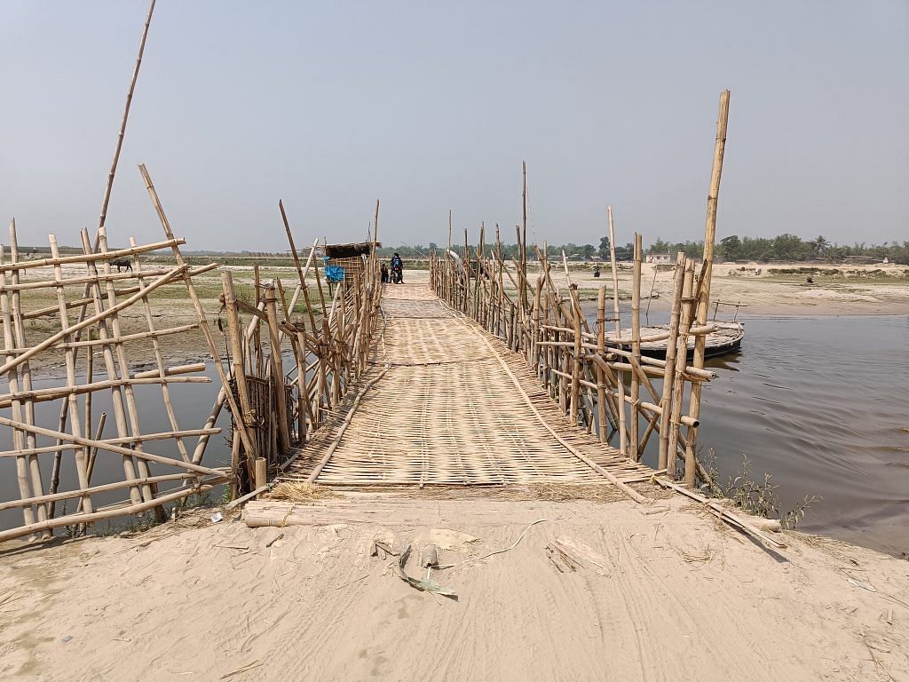 बिहार के पूर्णिया जिले का दुर्गम ताराबाड़ी गांव. लोग केवल नाव से या इस चचरी (बांस) के पुल से ही यहां पहुंच सकते हैं | कृष्ण मुरारी/दिप्रिंट