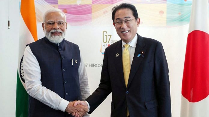 भारत के प्रधानमंत्री नरेंद्र मोदी (दाएं), जापान के प्रधानमंत्री फुमियो किशिदा (बाएं) | एएनआई
