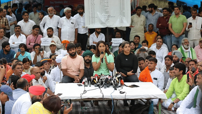 जंतर-मंतर पर पहलवान बजरंग पुनिया, विनेश फोगाट (बीच में) और साक्षी मलिक की फाइल फोटो | सूरज सिंह बिष्ट | दिप्रिंट