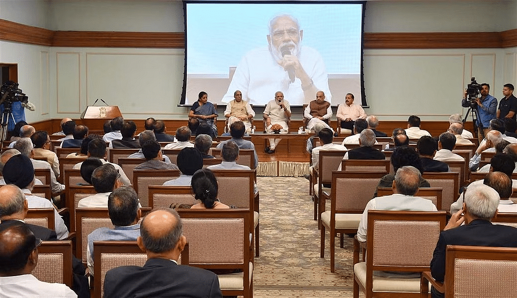प्रधानमंत्री नरेंद्र मोदी लोक कल्याण मार्ग, नई दिल्ली में भारत सरकार के सचिवों के साथ बातचीत करते हुए | प्रतीकात्मक तस्वीर | पीआईबी फाइल फोटो