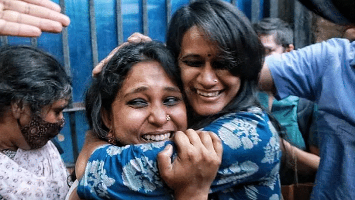 17 जून 2021 को तिहाड़ जेल से बाहर आने के बाद देवांगना कलिता और नताशा नरवाल की फाइल फोटो | मनीषा मोंडल | दिप्रिंट