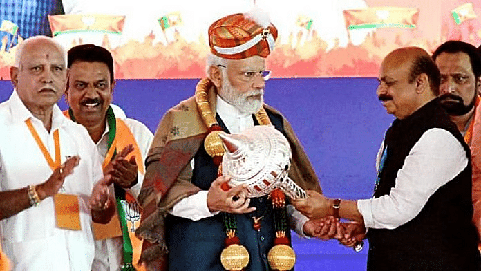कर्नाटक के मुख्यमंत्री बसवराज बोम्मई द्वारा प्रधानमंत्री नरेंद्र मोदी का अभिनंदन करते हुए फाइल फोटो | एएनआई