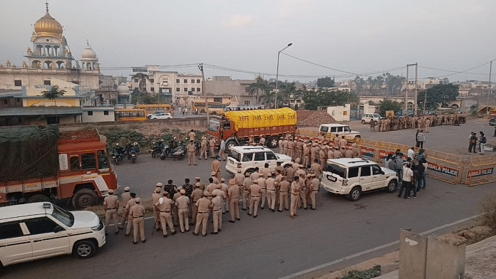 अंबाला पुलिस के जवान बैरिकेड्स लगाकर ट्रैफिक नियंत्रित करते हुए | ट्विटर/@KisanSabha