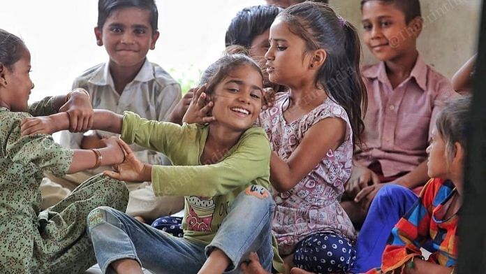 गुजरात के बनासकांठा जिले के वाडिया गांव के स्कूल में खेलते बच्चे | फोटोः प्रवीण जैन/दिप्रिंट