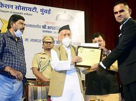 NCB के पूर्व अधिकारी समीर वानखेड़े, पिछले साल तत्कालीन राज्यपाल भगत सिंह कोश्यारी से महाराष्ट्र में एक पुरस्कार लेते हुए | फोटो: ट्विटर/@swankhede_IRS
