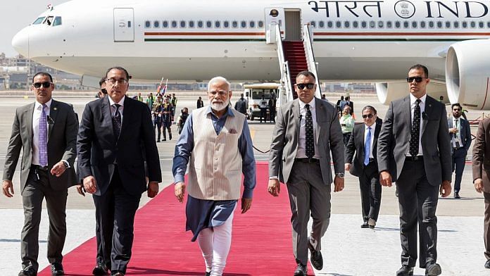 प्रधानमंत्री नरेंद्र मोदी के शनिवार को मिस्र के काहिरा पहुंचने पर मिस्र के पीएम मुस्तफा मैडबौली ने उनका स्वागत किया | फोटो: एएनआई