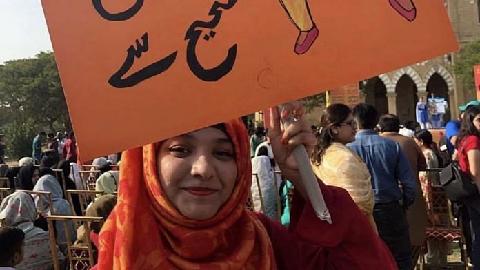 औरत मार्च में महिला कार्यकर्ताओं की प्रतीकात्मक तस्वीर | विकिमीडिया कॉमन्स