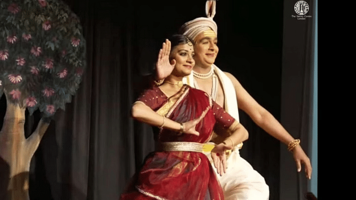 केंद्रीय संस्कृत विश्वविद्यालय (सीएसयू) का एक प्रतिनिधिमंडल नेहरू सेंटर, लंदन में महाकवि बौधायन द्वारा रचित नाटक 'भगवदजुकम' परफार्म करते हुए | फोटो: विशेष प्रबंधन