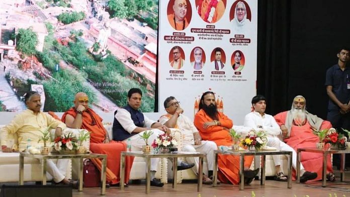 नई दिल्ली में ‘जानें अपने मंदिर’ पहल के लॉन्च पर वरिष्ठ बीजेपी नेता बिप्लब कुमार देब (बाएं से तीसरे)। ट्विटर/@BjpBiplab