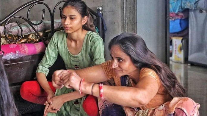 प्रवीण सरवाया की पत्नी परवाबेन, अपनी बेटी हीना के साथ | फोटो: प्रवीण जैन/दिप्रिंट
