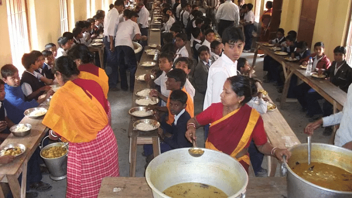 पश्चिम बंगाल के एक स्कूल में परोसा जा रहा मिड डे मील | फोटो क्रेडिट: बंगाल स्कूल शिक्षा विभाग