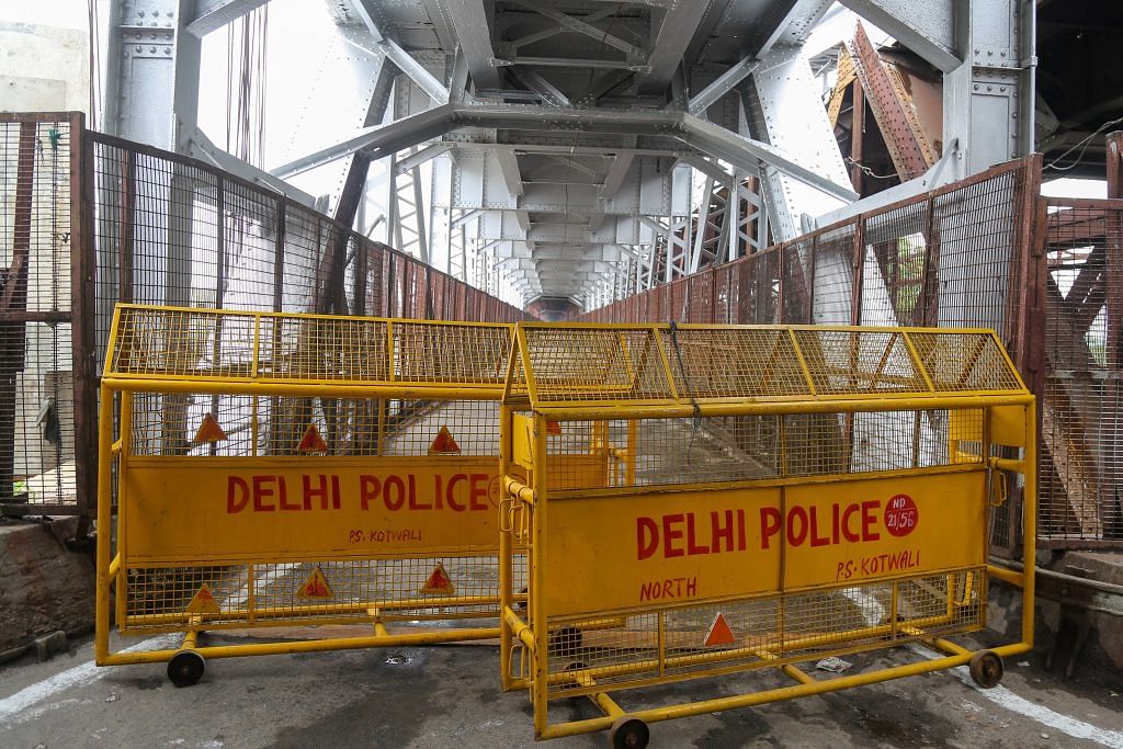 यमुना नदी के खतरे के निशान से ऊपर बहने के कारण दिल्ली पुलिस ने लोहे के पुल को यातायात के लिए बंद कर दिया है | फोटो: सूरज सिंह बिष्ट/दिप्रिंट