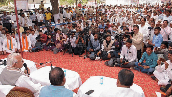 एक सार्वजनिक कार्यक्रम के दौरान स्थानीय निवासियों के साथ बातचीत करते हुए हरियाणा के मुख्यमंत्री मनोहर लाल खट्टर की फाइल फोटो/एएनआई