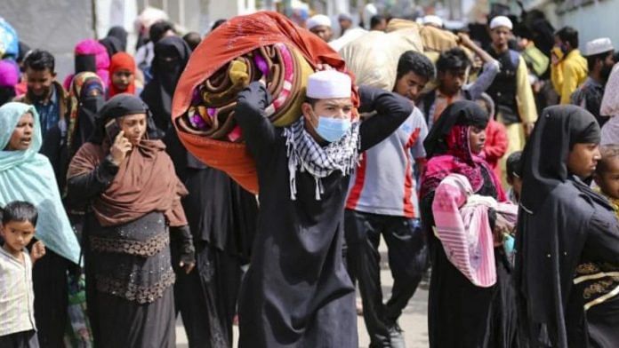 7 मार्च, 2021 को जम्मू में पुलिस सत्यापन अभियान के बाद रोहिंग्या मुसलमान अपनी बस्ती छोड़ कर जाते हुए | फाइल फोटो पीटीआई