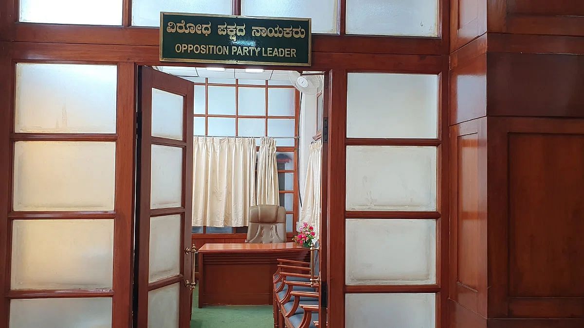 कर्नाटक विधानसभा के बजट सत्र के पहले दिन विपक्ष के नेता के लिए आवंटित कमरा खाली नज़र आया | शरण पूवन्ना/दिप्रिंट