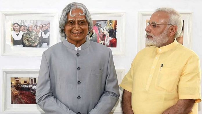 प्रधानमंत्री नरेंद्र मोदी ने 2017 में तमिलनाडू के रामेश्वरम में स्थित डॉ. ए.पी.जे. अब्दुल कलाम स्मारक का दौरा किया था | पीआईबी