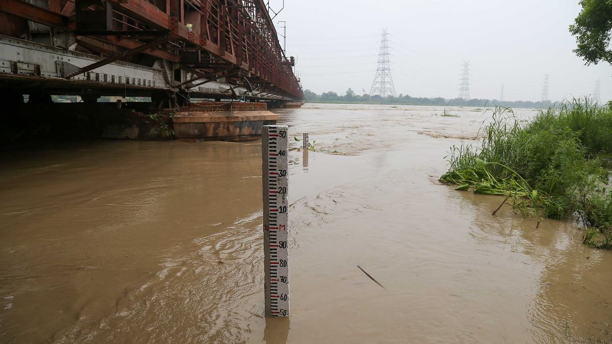 दिल्ली में बुधवार को यमुना नदी खतरे के निशान से 2.5 मीटर ऊपर बह रही थी | फोटो: सूरज सिंह बिष्ट/दिप्रिंट