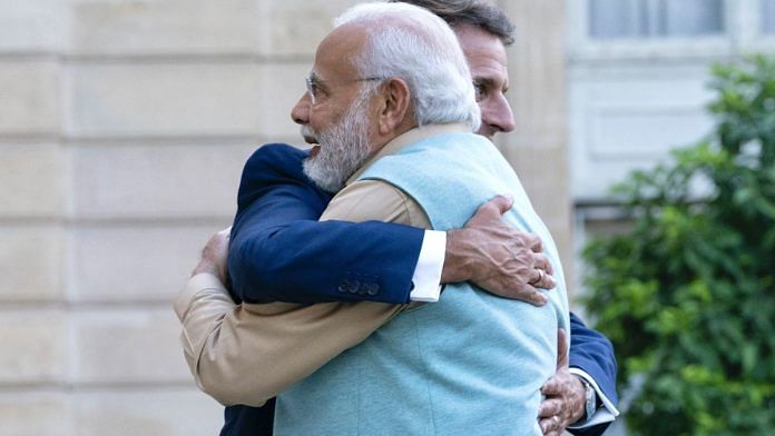 फ्रांस के राष्ट्रपति मैक्रों के साथ पीएम मोदी | ट्विटर/@EmmanuelMacron