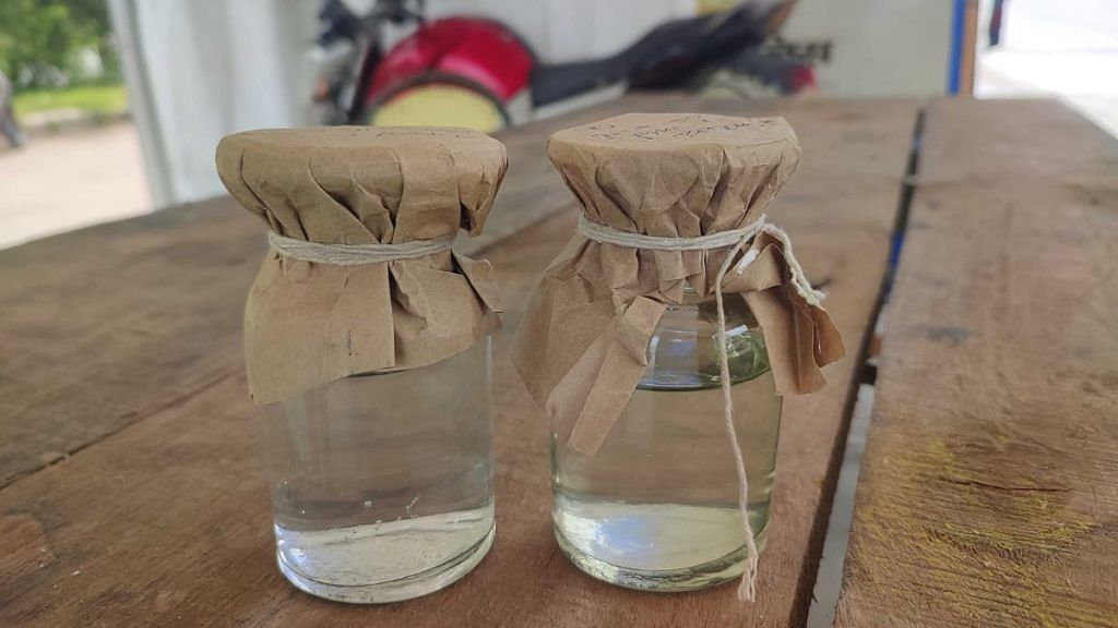 क्लोरिन की जांच के लिए इन बोतलों में पानी भर कर ले जाया जाता है | फोटो: फाल्गुनी शर्मा/दिप्रिंट
