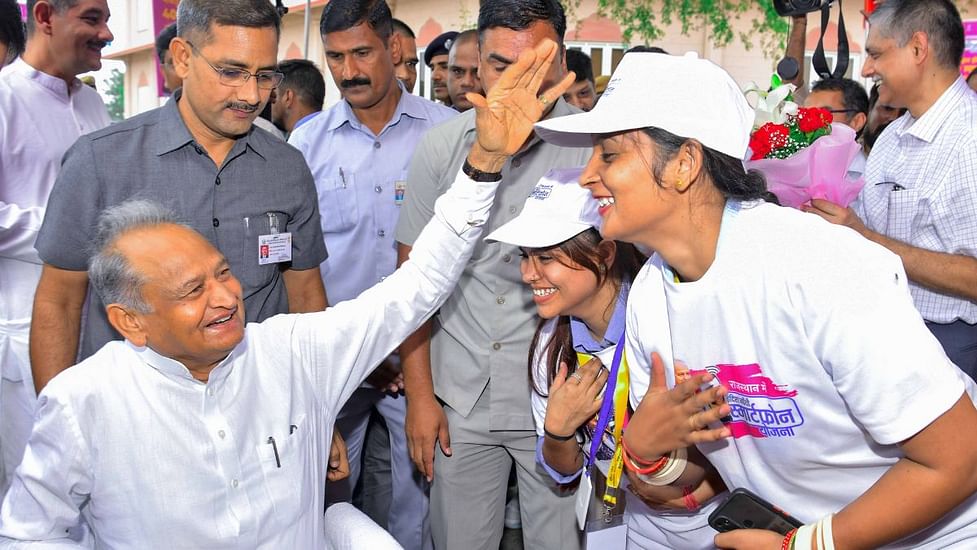 राजस्थान में 'इंदिरा गांधी स्मार्टफोन योजना' शुरू, पहले चरण में 40 लाख  महिलाओं को मिलेंगे स्मार्टफोन