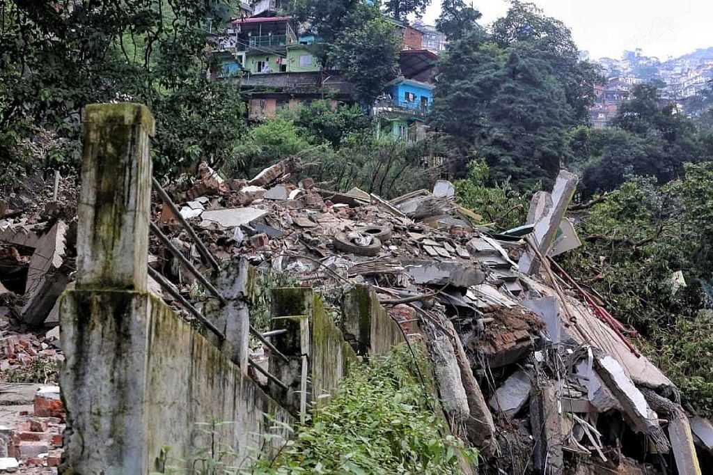 शिमला के कृष्णानगर इलाके में पहाड़ों के दरकने से दो लोगों की मौत हो गई, आठ घर ढह गए और एक बूचड़खाना मलबे में तब्दील हो गया | प्रवीण जैन/दिप्रिंट