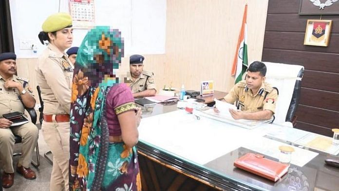 आईपीएस अधिकारी प्रभाकर चौधरी (बीच में) बरेली में अपने कार्यालय में एक नागरिक से मुलाकात करते हुए | फोटो: Twitter(X)/@bareillypolice