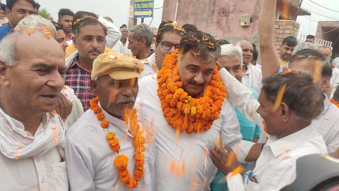 अपने निर्वाचन क्षेत्र में एक कार्यक्रम के बाद सम्मानित किए जा रहे जींद विधायक कृष्ण लाल मिड्ढा की फाइल फोटो | एक्स/ @DrKrihanLalMi4