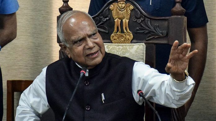 एक संवाददाता सम्मेलन को संबोधित करते हुए पंजाब के राज्यपाल बनवारीलाल पुरोहित की फाइल फोटो | एएनआई