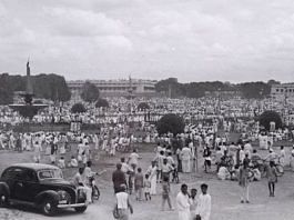 15 अगस्त 1947 को नॉर्थ और साउथ ब्लॉक में उमड़ी लोगों की भीड़ | विकिमीडिया कॉमन्स