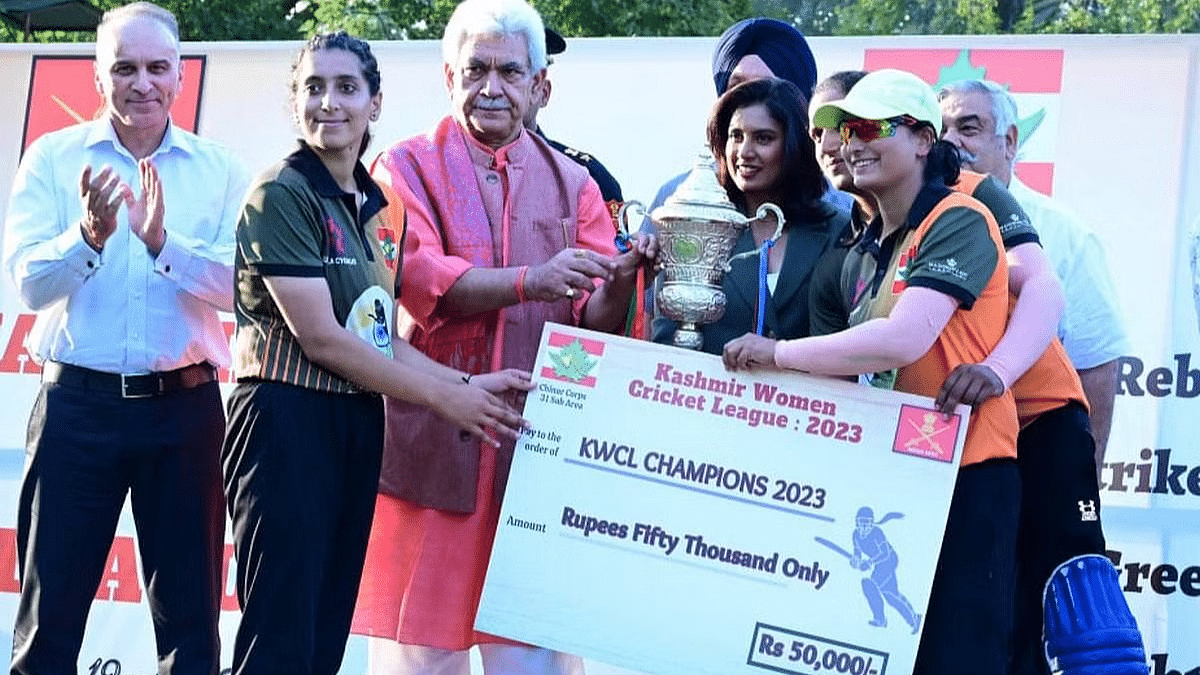 पुरस्कार समारोह में डब्ल्यूसीएल विजेता महिला क्रिकेट लीग की विजेता. इसके अलावा फ्रेम में जम्मू-कश्मीर के उपराज्यपाल मनोज सिन्हा (कुर्ता में) और महिला राष्ट्रीय क्रिकेट टीम की पूर्व कप्तान मिताली राज भी हैं | फोटो: एक्स/@diprjk