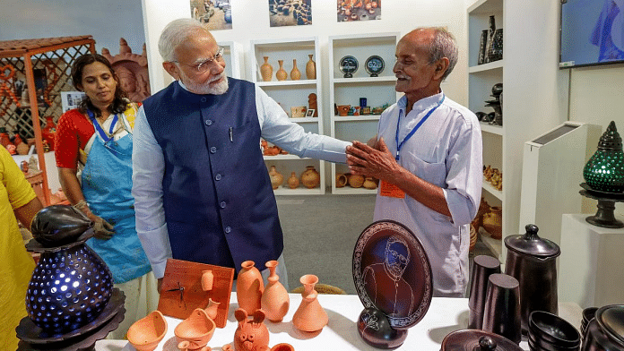 प्रधानमंत्री नरेंद्र मोदी रविवार को नई दिल्ली के द्वारका में यशोभूमि नामक इंडिया इंटरनेशनल कन्वेंशन एंड एक्सपो सेंटर (आईआईसीसी) के पहले चरण के उद्घाटन के दौरान एक प्रदर्शनी के दौरान एक शिल्पकार से मिले | एएनआई