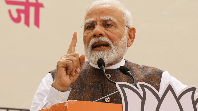 बीजेपी मुख्यालय में जनता को संबोधित करते हुए पीएम मोदी | सूरज सिंह बिष्ट/दिप्रिंट