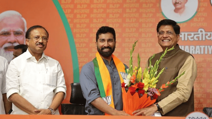 नई दिल्ली में बीजेपी मुख्यालय में केंद्रीय मंत्री पीयूष गोयल और वी. मुरलीधरन की मौजूदगी में बीजेपी में शामिल हुए अनिल एंटनी की फाइल फोटो | सूरज सिंह बिष्ट/दिप्रिंट