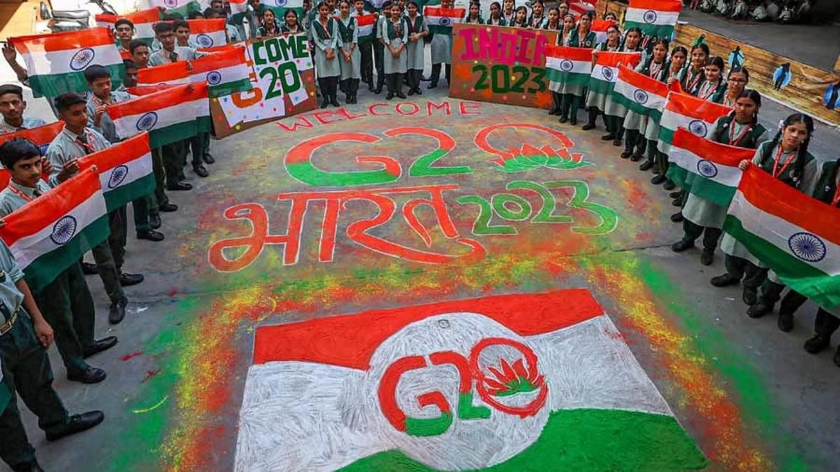 स्टूडेंट्स ने श्रीनगर में G20 लोगो की 'रंगोली' बनाई | फोटोः पीटीआई