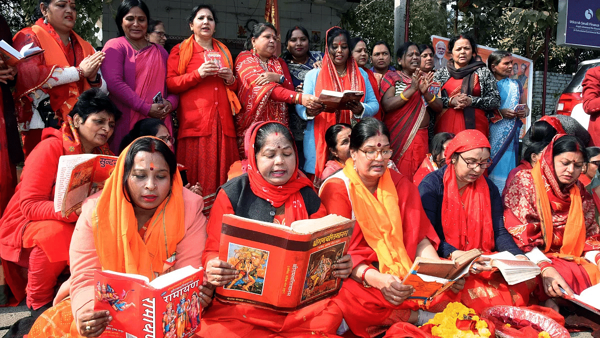 मंगलवार को पटना में रामचरितमानस पर कथित टिप्पणियों को लेकर बिहार के शिक्षा मंत्री चंद्रशेखर के खिलाफ विरोध प्रदर्शन के दौरान भारतीय जनता पार्टी के समर्थकों ने शिव पार्वती हनुमान मंदिर के बाहर रामचरितमानस का पाठ किया | एएनआई