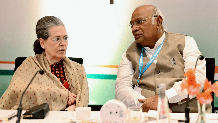 रविवार को हैदराबाद में कांग्रेस कार्य समिति की विस्तारित बैठक के दौरान पार्टी अध्यक्ष मल्लिकार्जुन खरगे के साथ कांग्रेस संसदीय दल की अध्यक्ष सोनिया गांधी | एएनआई