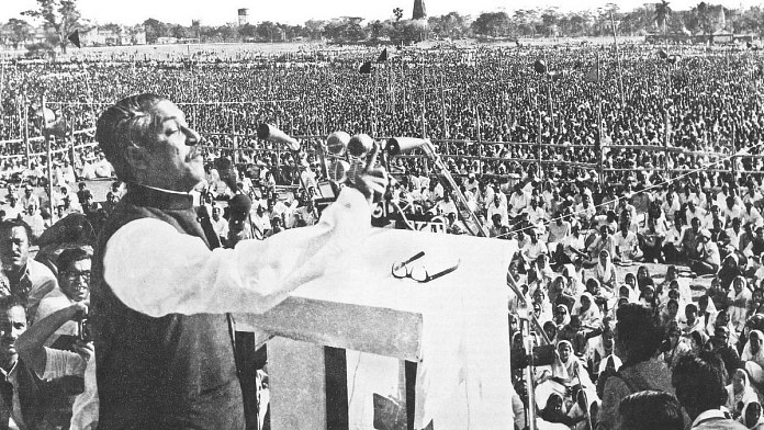 सात, मार्च 1971 को शेख मुजीबुर रहमान भाषण देते हुए | कॉमन्स