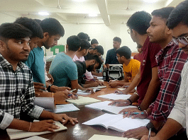 भोपाल में मौलाना आज़ाद इंस्टीट्यूट ऑफ टेक्नोलॉजी (MANIT) के हिंदी सेक्शन के फर्स्ट इयर के स्टूडेंट्स एक लैब में क्लास लेते हैं. पिछले दो शैक्षणिक सत्रों में 334 में से केवल 27 छात्रों ने हिंदी अनुभाग में वर्ष पूरा किया फोटो: इरम सिद्दीकी / दिप्रिंट