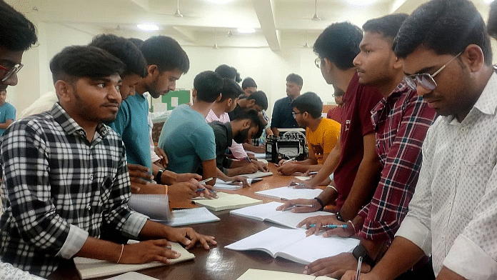 भोपाल में मौलाना आज़ाद इंस्टीट्यूट ऑफ टेक्नोलॉजी (MANIT) के हिंदी सेक्शन के फर्स्ट इयर के स्टूडेंट्स एक लैब में क्लास लेते हैं. पिछले दो शैक्षणिक सत्रों में 334 में से केवल 27 छात्रों ने हिंदी अनुभाग में वर्ष पूरा किया फोटो: इरम सिद्दीकी / दिप्रिंट
