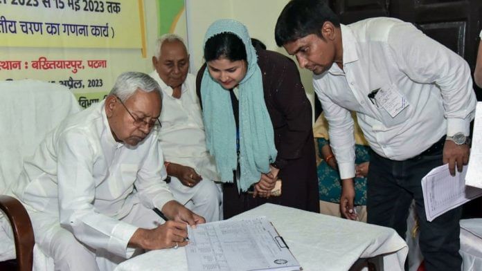 पटना के बख्तियारपुर में जाति गणना के दूसरे चरण के दौरान बिहार के मुख्यमंत्री नीतीश कुमार | एएनआई पटना के बख्तियारपुर में जाति गणना के दूसरे चरण के दौरान बिहार के मुख्यमंत्री नीतीश कुमार | एएनआई