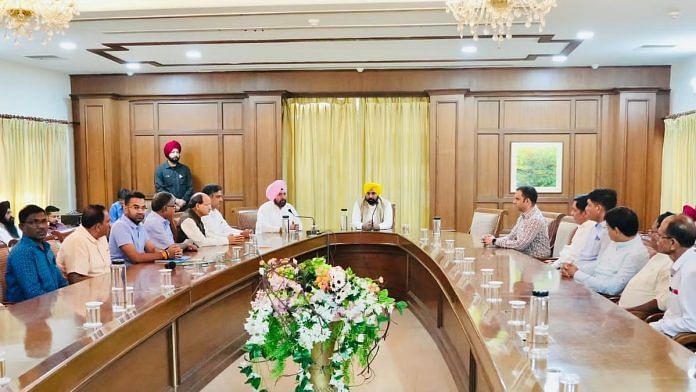 पंजाब के मुख्यमंत्री भगवंत मान की अध्यक्षता में रविवार को चंडीगढ़ स्थित पंजाब भवन में बैठक हुई | फोटो: स्पेशल अरेंजमेंट