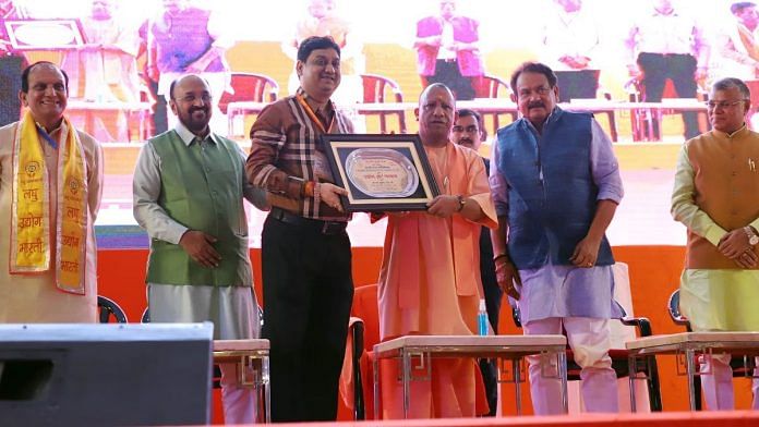 योगी आदित्यनाथ ने केंद्रीय मंत्री एसपी सिंह बघेल, यूपी कैबिनेट मंत्री योगेन्द्र उपाध्याय के साथ व्यवसायी/समाजसेवी धन कुमार जैन को उद्योग श्री सम्मान दिया | आमिर कुरैशी/दिप्रिंट