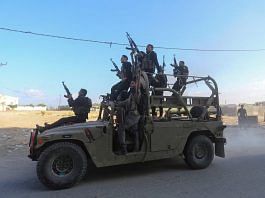 7 अक्टूबर, 2023 को उत्तरी गाज़ा पट्टी में जब्त किए गए इज़रायली सैन्य वाहन पर सवार हमास के ‘आतंकवादी’ | रॉयटर्स/अहमद ज़कोट